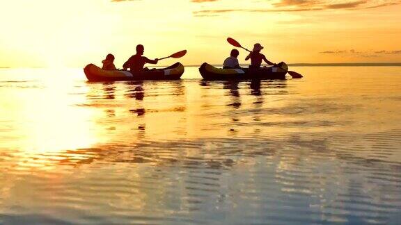日落时的WS家庭海上皮划艇