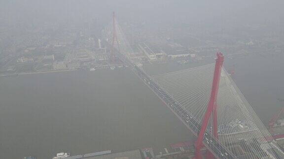 城市在严重的雾霾和空气污染建筑物和道路在白天的雾