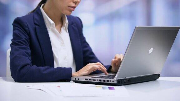 女性经理通过笔记本电脑发送电子邮件在办公室工作准备报告