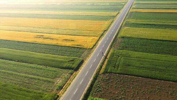 空中自行车手在乡村公路上骑车