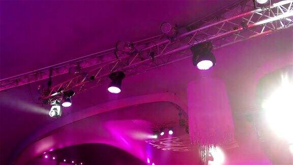 有雾音乐会的舞台灯光控制台上的舞台灯光照亮音乐会舞台舞台上的娱乐音乐会灯光