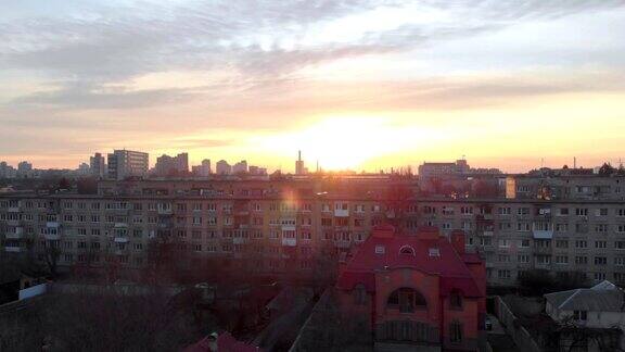 《城市上空的红色日落
