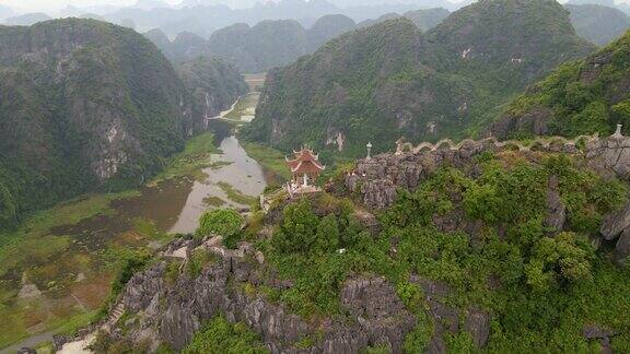 航拍的小寺庙和龙在大理石山Mua洞山山顶宁平越南北部的一个旅游目的地去越南旅游