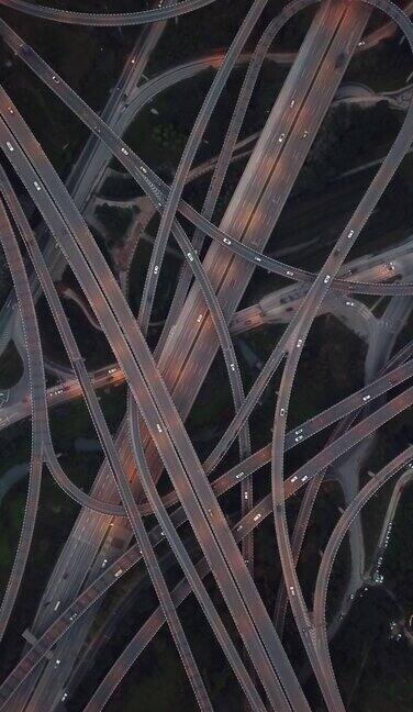 黄昏时复杂天桥及繁忙交通的鸟瞰图