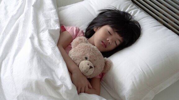 和泰迪熊睡觉的女孩