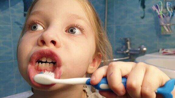 小女孩早上在浴室用牙刷刷牙