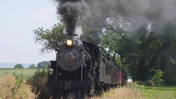 沿着亚米希乡村行驶的蒸汽火车