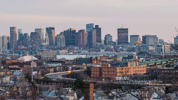 4K时间的波士顿可以看到扎基姆桥和托宾桥和高速公路在美国马萨诸塞州波士顿城市景观