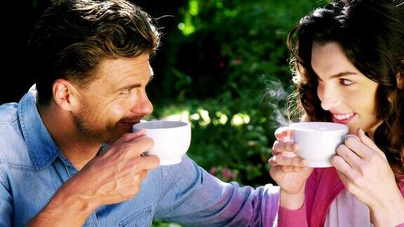 夫妇俩在公园喝咖啡