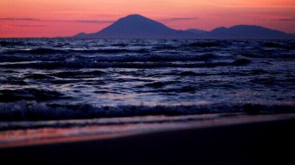 日落时海岸波浪的特写