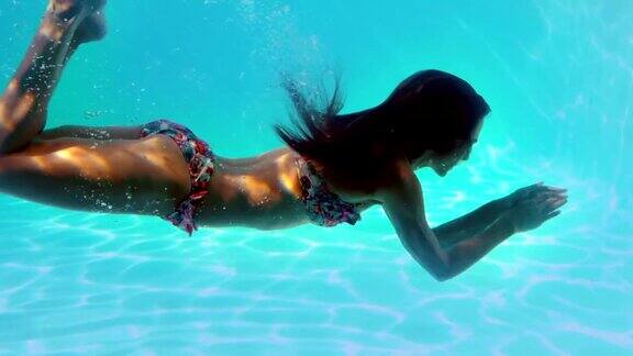 黑发女人在游泳池里游泳