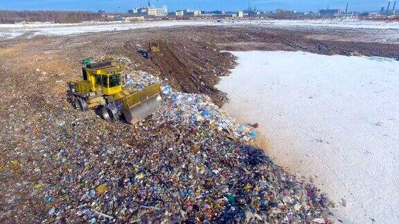 天线垃圾填埋场卡车在城市垃圾填埋场移动垃圾、垃圾、垃圾场、垃圾4K