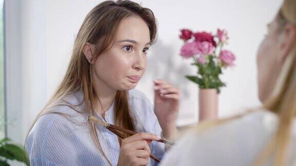 肖像迷人的黑发女孩与朋友在厨房拿着筷子女孩的时间