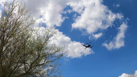 直升机装置悬停在多云的蓝天背景