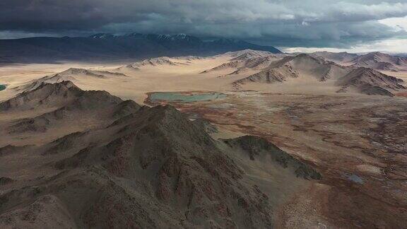 戈壁沙漠山地鸟瞰图