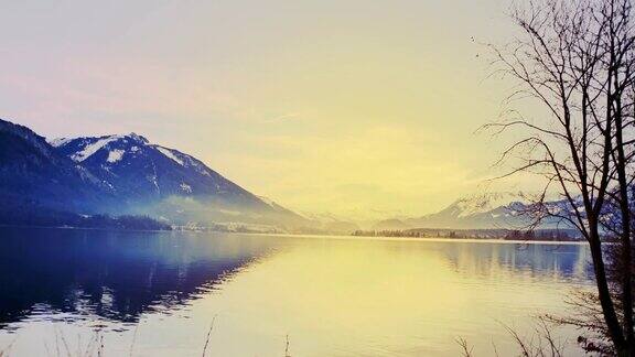 宁静的湖面上有雪山的倒影