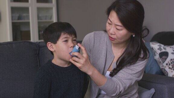 一个患有哮喘的小男孩