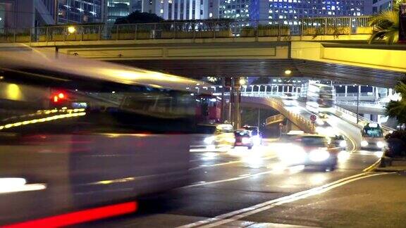 时间推移香港夜间多车道公路及楼宇的繁忙交通