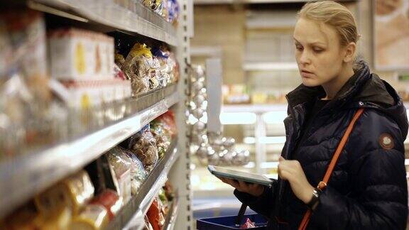 女人在超市买食物检查它的清单