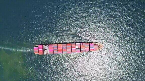 航拍集装箱船在海上航线