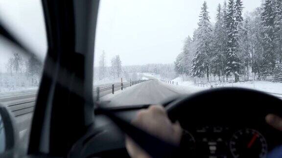 开车穿过冬天的道路