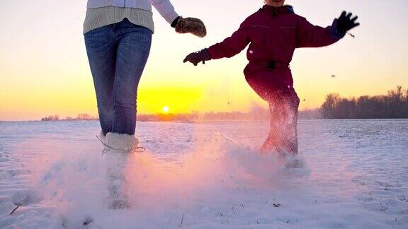 母亲和女儿踢雪