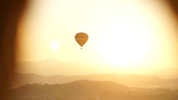 热气球在日出时飞行