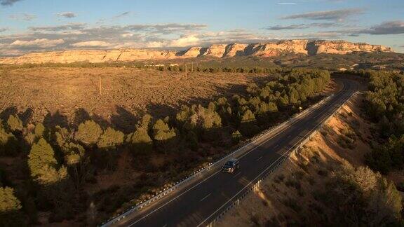 图片:黑色SUV吉普车在犹他州空旷的道路上行驶