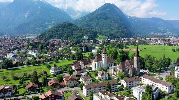 瑞士因特拉肯市的鸟瞰图因特拉肯镇、艾格尔山、蒙奇山和少女峰以及图恩湖和布里恩兹湖的美丽景色因特拉肯伯内斯奥伯兰瑞士