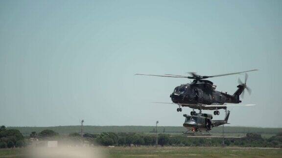 在军事演习中一架美国军用直升机在美军基地上空以慢动作飞行