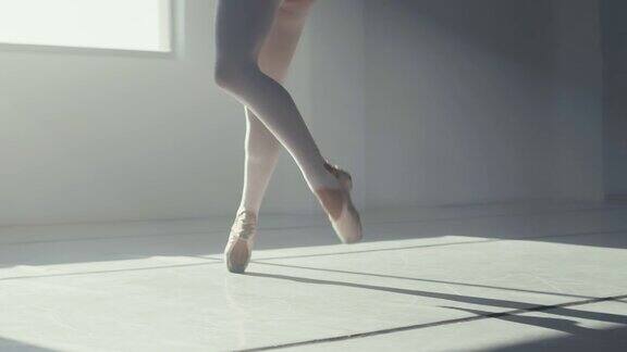 一个面目全非的女子在芭蕾舞工作室跳舞的4k视频片段