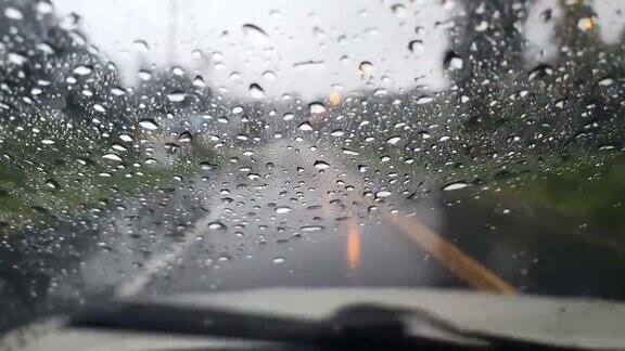 从在雨中行驶在路上的汽车的视角
