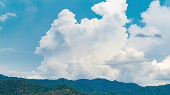 热带山脉蓝天和移动的云