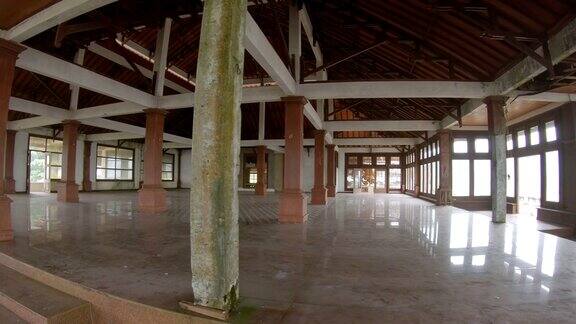 被遗弃的神秘酒店在贝都古尔印度尼西亚巴厘岛巴厘岛旅游
