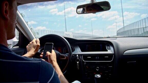 在桥上开车时使用手机