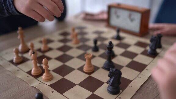 两个面目全非的人在下棋