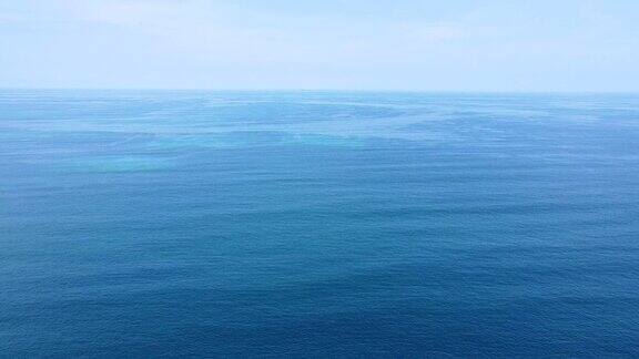 鸟瞰图蓝色的海洋和蓝天在泰国普吉岛卡塔海滩