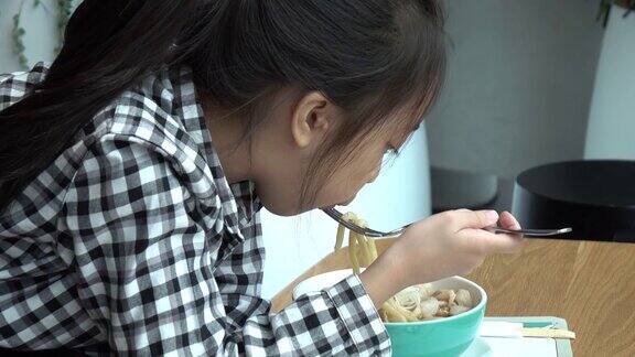 亚洲小女孩吃日本乌冬面