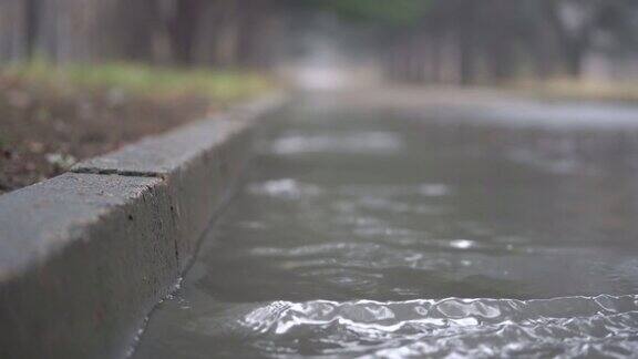 落寞的秋雨后巷流水淹没了沥青路