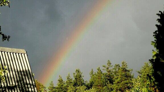 雨后彩虹在村里