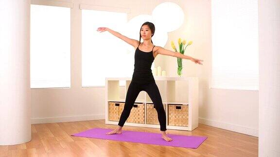 女子做瑜伽姿势:伸展侧角