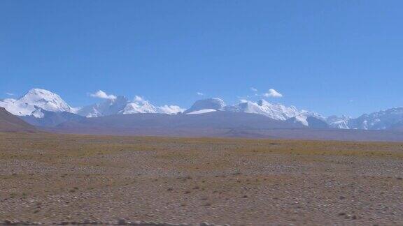 贫瘠的平原通向喜马拉雅雪山的山麓