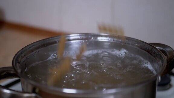 通心粉掉进一锅沸水里煮面泡沫沸水