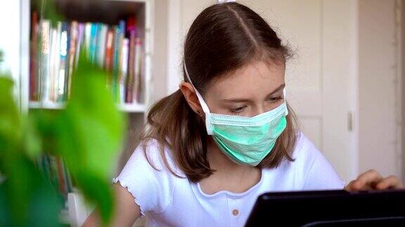 小女孩在隔离期间使用平板电脑冠状病毒