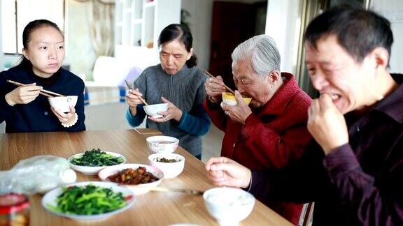 全家人在一起吃午饭