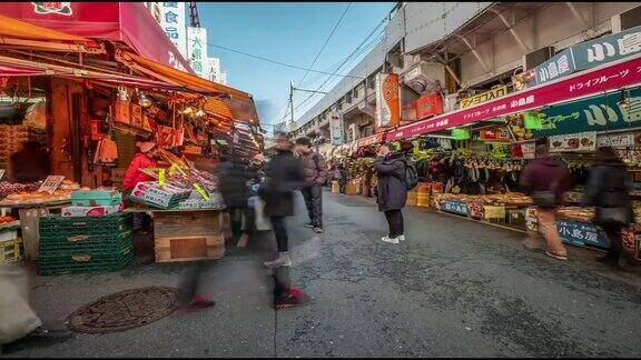 4KTImeLapse-在日本东京上野美代子市场附近的海鲜店前