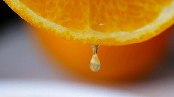 橙汁从橙片在慢镜头近距离水果的饮食和健康的食品