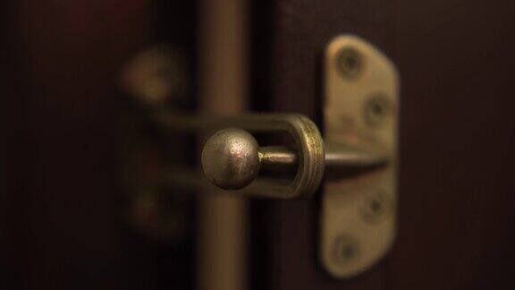 门锁金属条锁