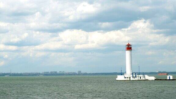 海中孤零零的灯塔背景是敖德萨海湾