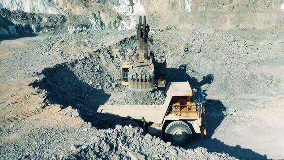 采矿机器正在采石场里开采铜矿